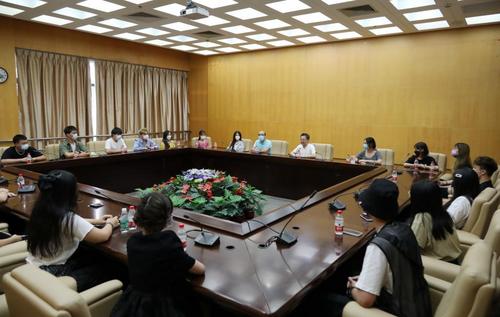 中國(guó)僑網(wǎng)交流座談會(huì)現(xiàn)場(chǎng)。(圖片來(lái)源:華僑大學(xué)網(wǎng)站)