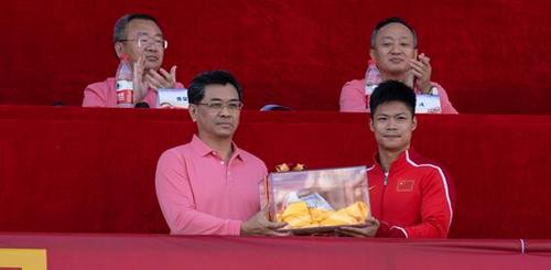 中國僑網(wǎng)蘇炳添向?qū)W校贈(zèng)送奧運(yùn)會(huì)983戰(zhàn)靴(暨南大學(xué)新聞中心/閆芳 鄧鋮昉 圖)