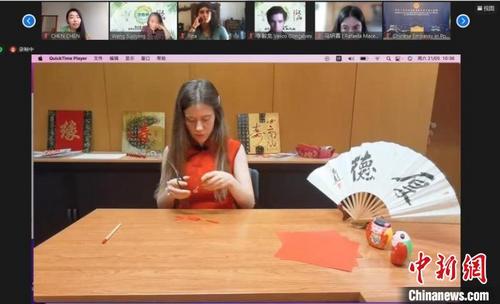 中國僑網(wǎng)馬妍霏展示剪紙才藝 南開大學供圖