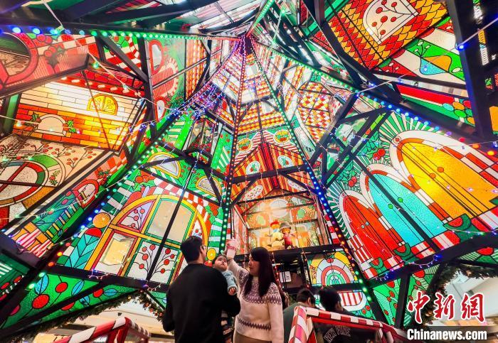 中國(guó)僑網(wǎng)圖為九龍?zhí)烈患疑虉?chǎng)內(nèi)用近10噸回收的廢鐵和木材等制作的節(jié)日裝飾吸引市民前來(lái)“打卡”。 中新網(wǎng)記者 侯宇 攝