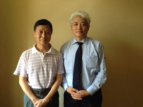 中國僑網(wǎng)蔣豐與魯迅文學(xué)獎獲得者黃傳會(左)被聘為“鄉(xiāng)村讀書活動導(dǎo)師團(tuán)”的導(dǎo)師