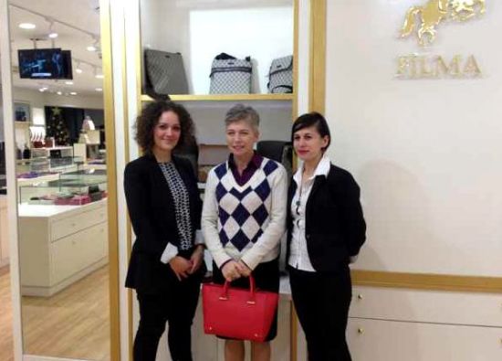 中國僑網(wǎng) 意大利前國家眾議院議長、意大利對華友好協(xié)會主席艾琳·皮維蒂(Irene Pivetti)女士參觀佛羅倫薩華商控股的大型時尚購物中心與店員合影(意大利歐聯(lián)通訊社/黃鑫 攝)