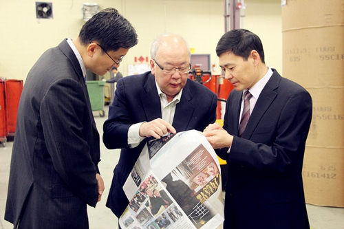中國僑網(wǎng)李廣豪向薛總領(lǐng)事及徐副總介紹報(bào)紙印刷過程