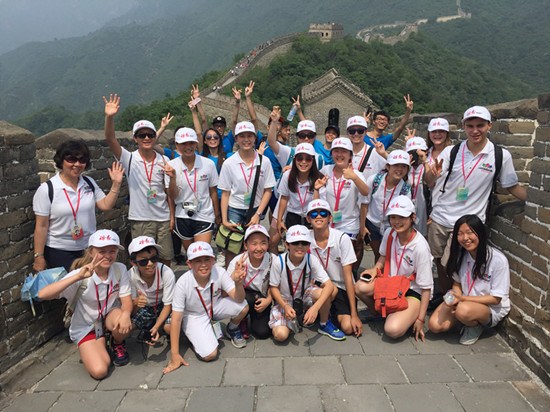 訪華團(tuán)小記者在慕田峪長城合影留念。