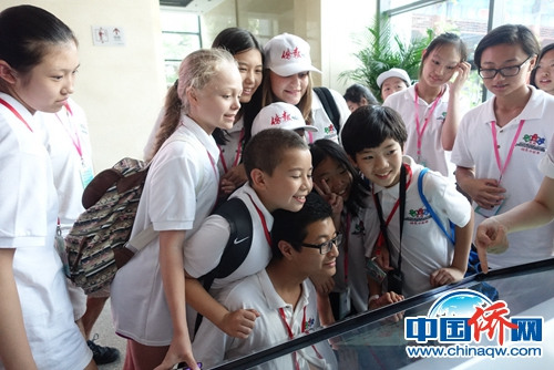 小記者訪(fǎng)華團(tuán)參觀(guān)中國(guó)華僑歷史博物館(張蕓蕓