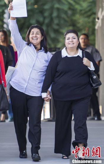 中國僑網(wǎng)資料圖:一對女性同性夫婦收到美國移民綠卡面試通知。中新社發(fā) 林戈 攝