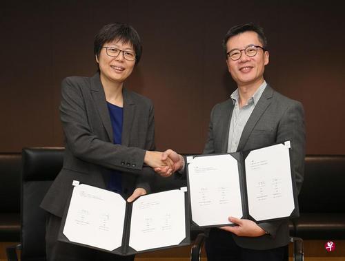 中國僑網(wǎng)新加坡報(bào)業(yè)控股華文媒體集團(tuán)社長李慧玲(左)與新加坡華族文化中心總裁劉思偉前天簽訂戰(zhàn)略合作框架協(xié)議暨“早報(bào)文創(chuàng)空間”備忘錄。(新加坡《聯(lián)合早報(bào)》/鄔福梁 攝)
