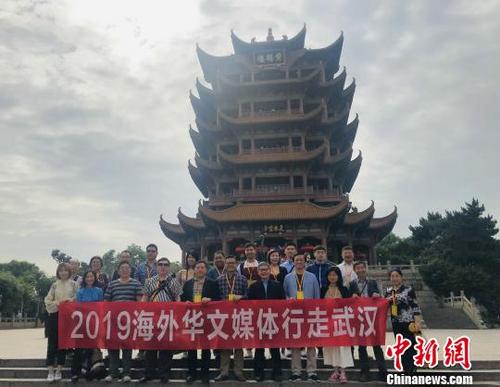 中國(guó)僑網(wǎng)海外華文媒體代表在武漢黃鶴樓前合影 張芹 攝