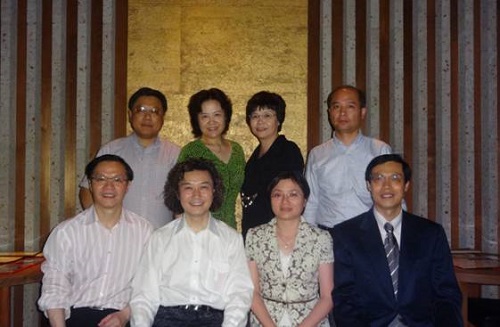 考察團(tuán)成員與旅日華僑合影。(日本新華僑報(bào)網(wǎng))