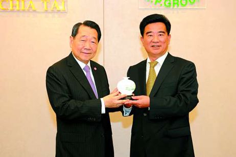 汕頭市委書記陳茂輝參觀正大集團(tuán)總部時(shí)向謝國(guó)民先生贈(zèng)送富有潮汕特色的紀(jì)念品