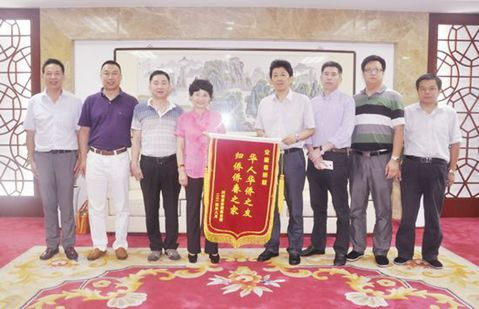 潘尚旭(左四)代表阿聯(lián)酋安徽商會暨同鄉(xiāng)會向安徽省僑聯(lián)贈送錦旗