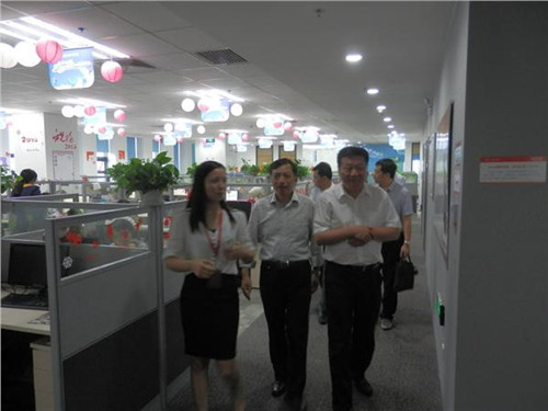 中國僑網(wǎng)實地查看信息產(chǎn)業(yè)基地