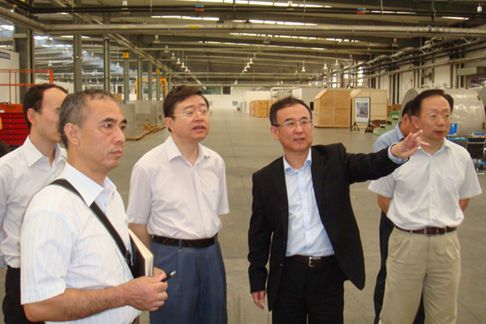 中國僑網奧泰公司董事長鄒學明向陳越良副介紹企業(yè)發(fā)展情況