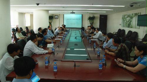 中國僑網考察團聽取上海自貿區(qū)管委會負責人介紹相關情況