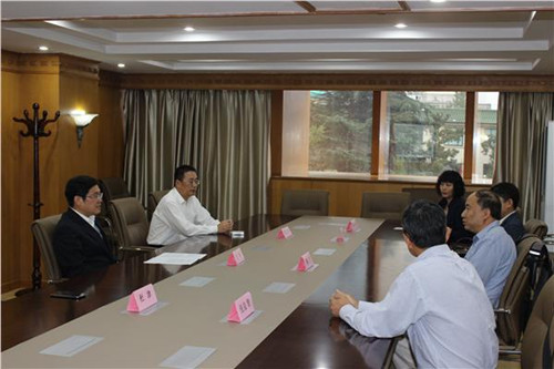 中國(guó)僑網(wǎng)王華主任和穆寧博士一行親切交談