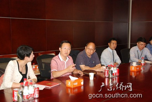 中國僑網(wǎng)鄭建民副主任(左二)出席省僑商會青委會第一次會議,與青年委員座談交流