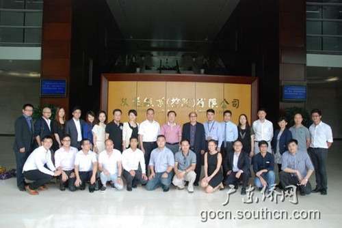 中國僑網(wǎng)鄭建民副主任(后排右九)與參加活動的青年華商合影留念