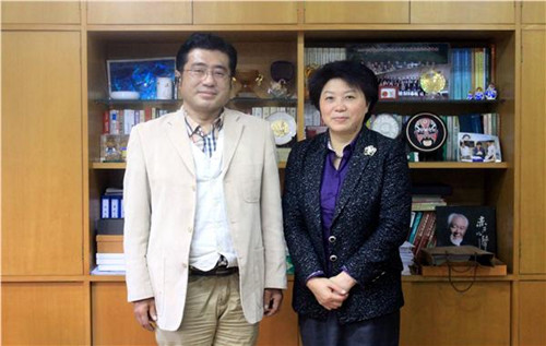 中國僑網(wǎng)季俊秋副主任與王海澄會(huì)長合影