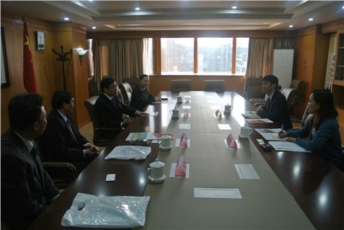中國僑網(wǎng)王華會(huì)長會(huì)見十二所謙先生并進(jìn)行工作交流