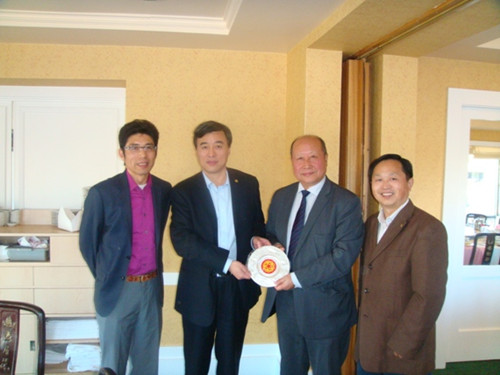 中國僑網(wǎng)向美國北加州江蘇同鄉(xiāng)會會長吳有義(右二)贈送紀念品