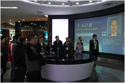 中國(guó)僑網(wǎng)參加“北京大學(xué)-常青藤盟校等北美高校創(chuàng)業(yè)實(shí)踐”的海歸團(tuán)隊(duì)與本土高校創(chuàng)業(yè)團(tuán)隊(duì)一起考察杭州海歸創(chuàng)業(yè)園。(美國(guó)《僑報(bào)》)