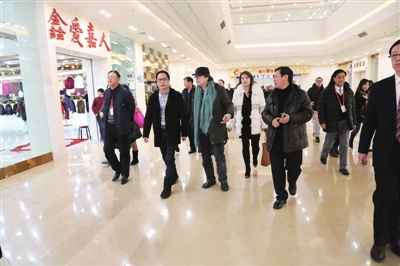 中國僑網(wǎng)香港深圳社團(tuán)總會(huì)一行考察哈爾濱華南城項(xiàng)目。(王靜 攝)