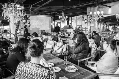 中國僑網(wǎng)中國海歸精英聯(lián)盟舉辦的個人分享與交友主題派對。(部景雨 攝)