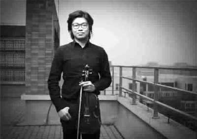 中國僑網(wǎng)“為藝網(wǎng)”創(chuàng)始人嚴(yán)伯鈞酷愛音樂。(剛強(qiáng) 供圖)