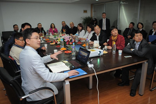 中國(guó)僑網(wǎng)在“中歐城”項(xiàng)目部召開(kāi)項(xiàng)目推薦會(huì)。(《意大利新華時(shí)報(bào)》)