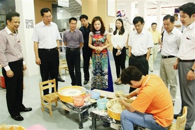 中國(guó)僑網(wǎng)通明瓷業(yè)向前來考察的大鵬新區(qū)領(lǐng)導(dǎo)展示制作瓷器過程。