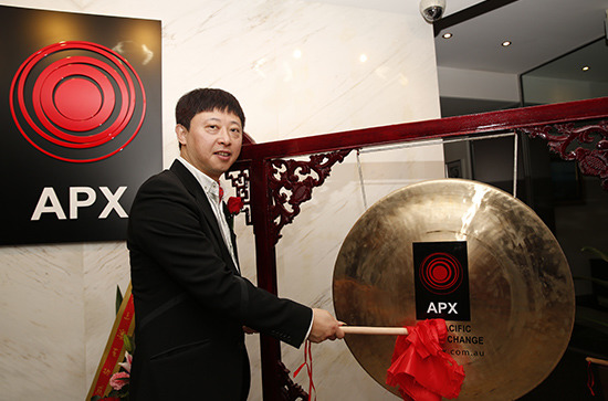 中國僑網(wǎng)澳洲圣地亞首席執(zhí)行官姚瞻武在亞太證券交易所上市敲響金鑼(攝影 賀吉)