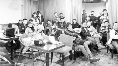 中國僑網(wǎng)圖為該社區(qū)邀請一個協(xié)助創(chuàng)業(yè)任務(wù)管理的團隊來為社區(qū)成員們答疑解惑。受訪者供圖(《人民日報海外版》)