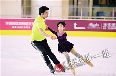 路迎賓輔導小女孩。（《重慶晚報》/冉文