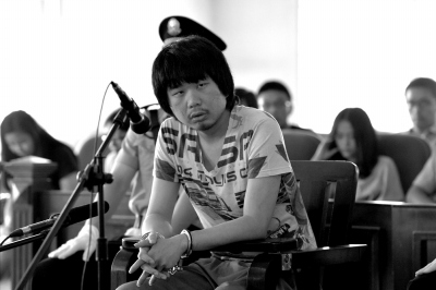 昨天，張郅當(dāng)庭陳述犯罪經(jīng)過(guò)。（《京華時(shí)報(bào)》/徐曉帆