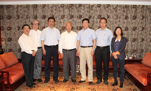 劉方會(huì)主任會(huì)見(jiàn)丹斯里林玉唐(中)。