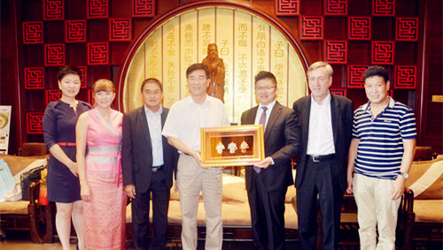 劉方會與訪問團合影。