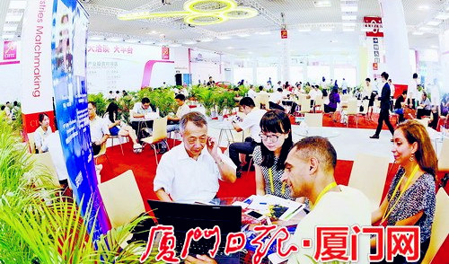 參加廈洽會的客商進行對接洽談。(黃曉珍