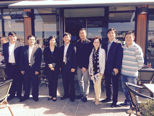 王紅副總領(lǐng)事(左3)與陳定國(guó)(左5)和代表團(tuán)一行合影留念。(法國(guó)《歐洲時(shí)報(bào)》)