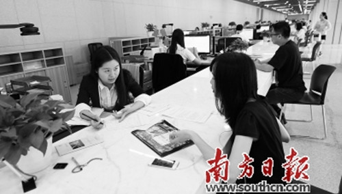 “一站式”服務(wù)提高了辦事效率。(朱洪波