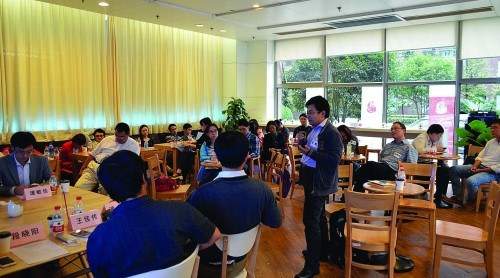 科技界海歸們討論回國(guó)工作情況。(徐璘