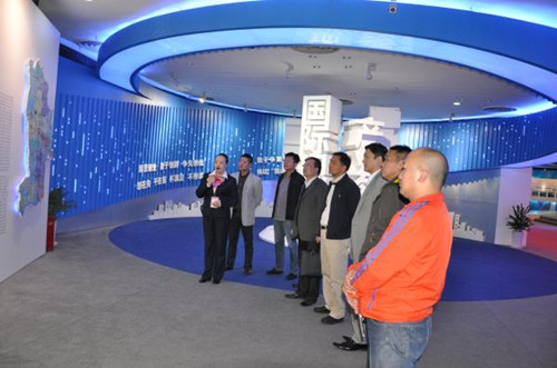 考察團(tuán)一行考察昆山市改革開放成果展