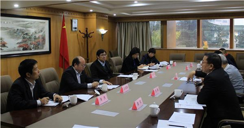 王華主任聽取貢毅博士對(duì)餐飲企業(yè)合作方案的介紹