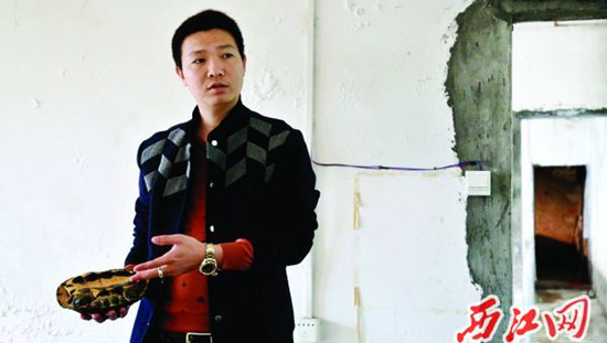 吳國政正在介紹烏龜?shù)钠贩N和習性(胡建榮