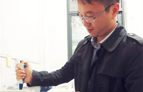 王清清利用實驗室設備調(diào)配液體創(chuàng)可貼。