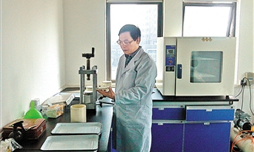 繆錫根在公司實(shí)驗(yàn)室調(diào)試設(shè)備。