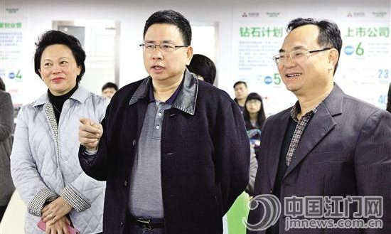 15日,毛榮楷來到高新區(qū)(江海區(qū))火炬大廈的啟迪之星孵化基地實(shí)地調(diào)研