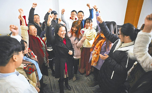 胡舒(中)帶領(lǐng)團(tuán)隊(duì)成員高呼口號(hào),激勵(lì)大家為打造新一部本土漫畫作品努力。