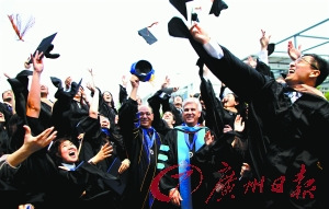 2015年度出國留學(xué)52.37萬人,回國40.91萬人,兩者數(shù)值正逐年接近(新華社發(fā))