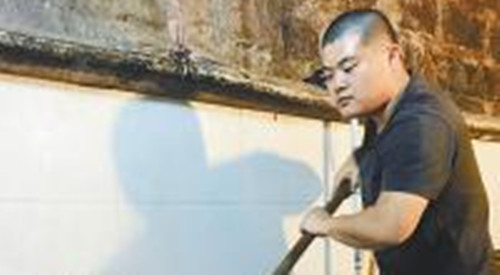 黨海峰在重慶學(xué)習(xí)炒火鍋底料(圖片由受訪者提供)