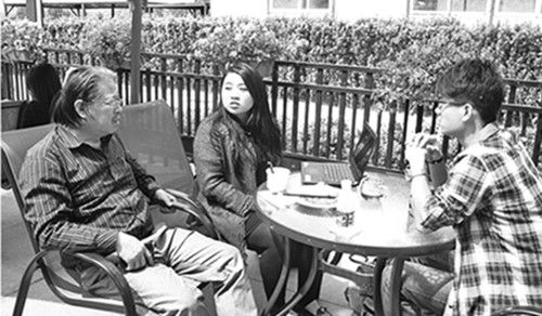 三位創(chuàng)業(yè)者在海創(chuàng)空間內(nèi)交流。